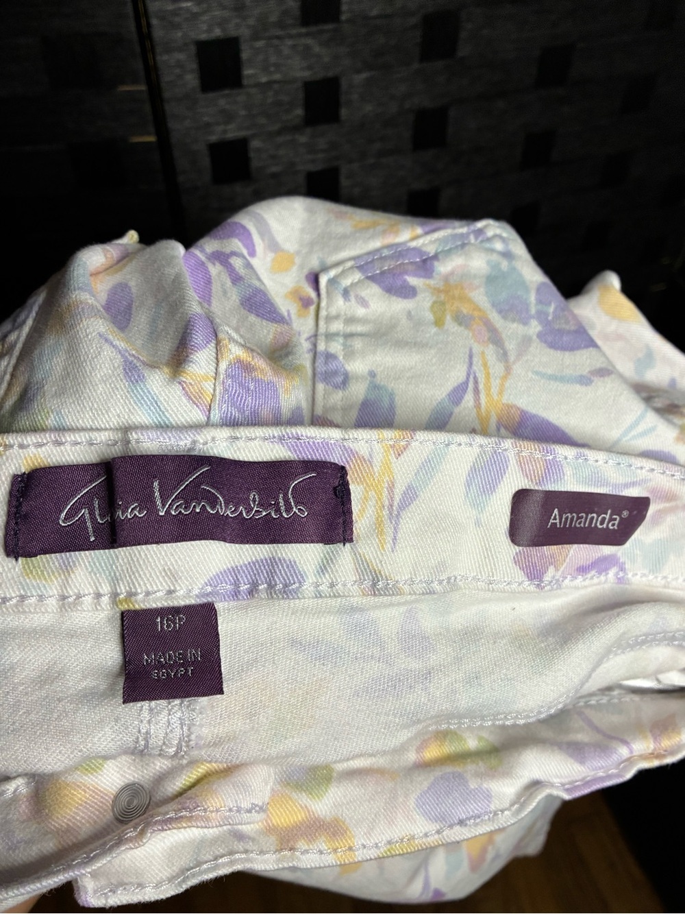 Gloria Vanderbilt White Floral Capris with Lavender and Yellow Print - Picture 3 of 3